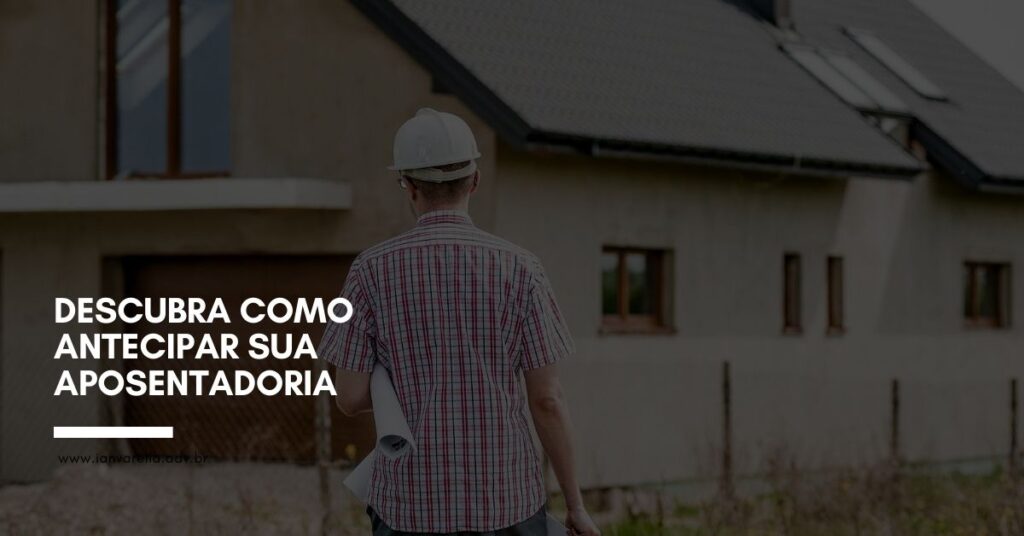 Foto de homem segurando papéis observando uma construção de casa