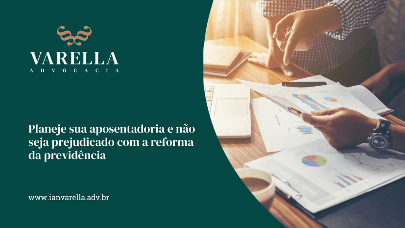 Duas pessoas revisando gráficos e relatórios financeiros em uma mesa de escritório, destacando a importância do planejamento previdenciário.