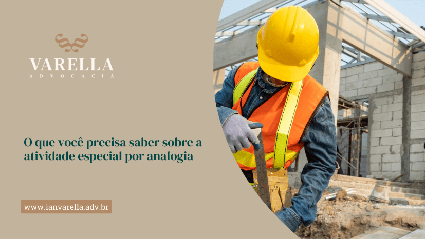 Trabalhador da construção civil utilizando equipamentos de segurança, com título 'O que você precisa saber: Atividade Especial por Analogia' e logotipo do escritório Varella Advocacia.