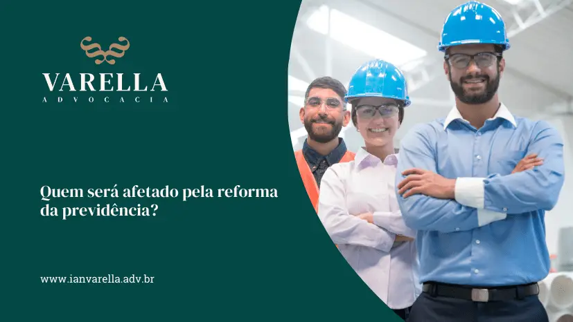 Três profissionais sorridentes, usando capacetes de segurança, representando diferentes áreas de trabalho, com um fundo de um ambiente industrial.