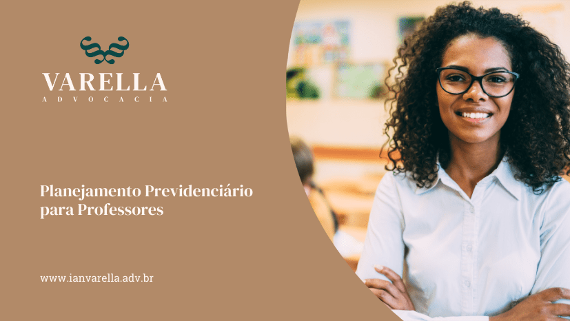 "Imagem de uma mulher sorridente, usando óculos e camisa branca, ao fundo uma sala de aula desfocada. Ao lado, o logotipo da Varella Advocacia com o título 'Planejamento Previdenciário para Professores'