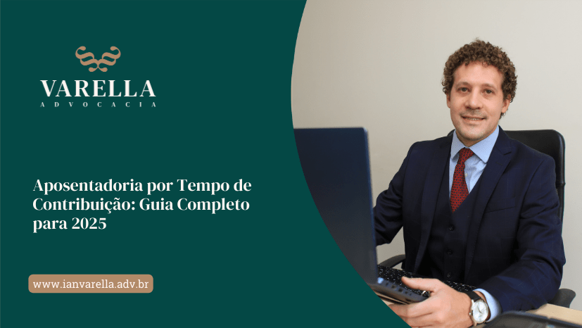 Advogado de terno escuro e gravata vermelha sentado à mesa, sorrindo enquanto utiliza um computador. Ao lado, um fundo verde exibe o logotipo da Varella Advocacia e o título "Aposentadoria por Tempo de Contribuição: Guia Completo para 2025".