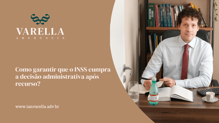 Banner da Varella Advocacia com advogado em escritório jurídico segurando documentos sobre mesa de trabalho, ao lado do título "Como garantir que o INSS cumpra a decisão administrativa após recurso?"
