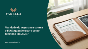 imagem de uma mesa com documentos e a frase sobre Mandado de segurança contra o INSS: quando usar e como funciona em 2026?