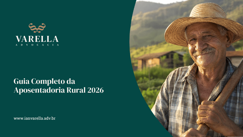Trabalhador rural idoso, com chapéu de palha e camisa xadrez, sorrindo levemente enquanto segura uma enxada em uma plantação sob o sol da manhã.
