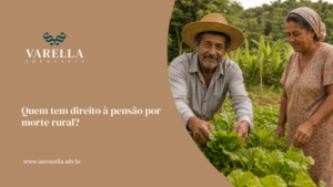 Casal de idosos agricultores colhendo hortaliças juntos em plantação rural, ilustrando artigo sobre pensão por morte rural do INSS — Varella Advocacia.