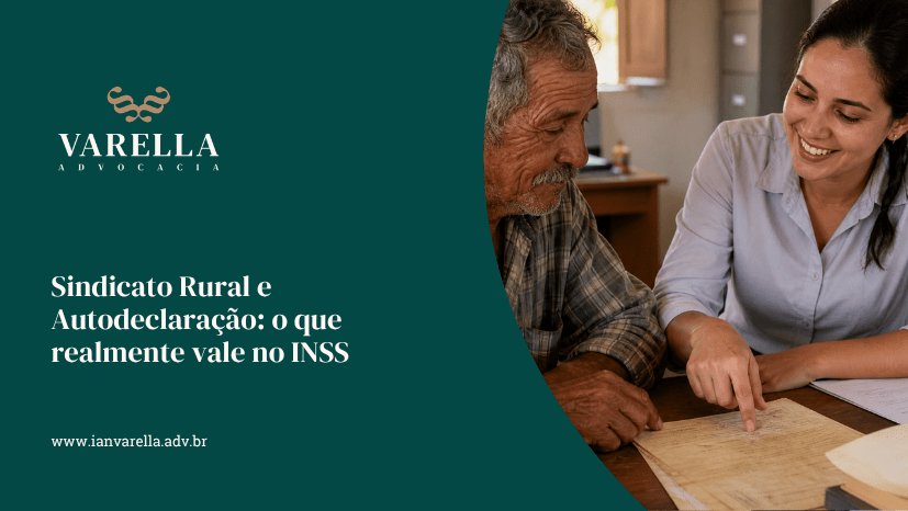 Agricultor conversando amigavelmente com um atendente em uma mesa simples de escritório, analisando papéis e documentos antigos.